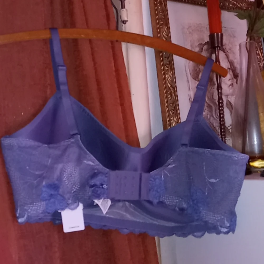 •Wirefree Two-Way Convertible Calvin Klein Bralet - Picture 5 of 13